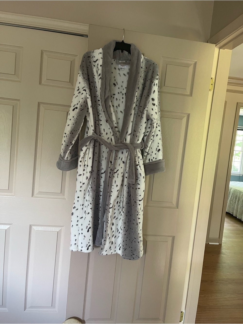 Cozy Plush Shawl-Collar Robe in White and Gray
